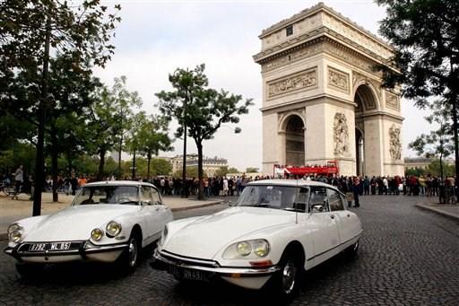 Δύο Citroen DS δίπλα στην Αψίδα του Θριάμβου (Jacques Brinon/AP Photo)