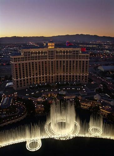Το ξενοδοχείο Bellagio και τα συντριβάνια του ((c) Joe Cavaretta/AP Photo)